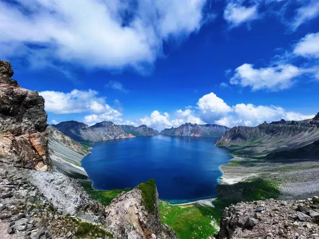 金九银十观赏长白山天池景色最好，几乎100%能看到天池，据说今年秋季还能从瀑布登