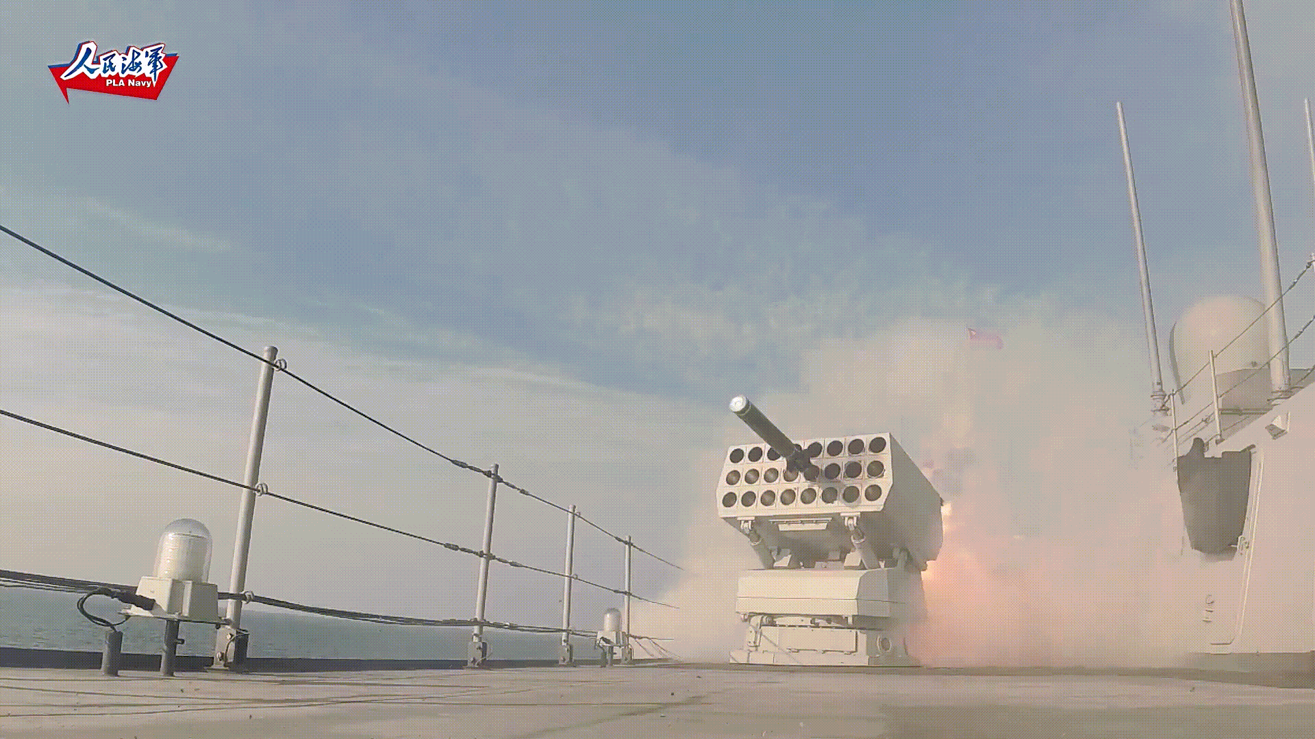 #动图# 高射速连射10发干扰弹，干扰弹靠量取胜[污] ​​​