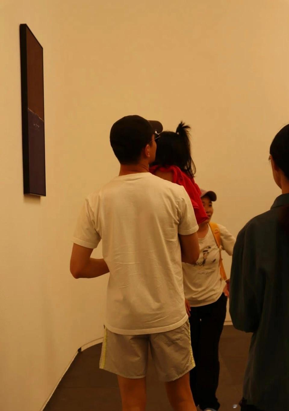 王彦霖陪妻女追星易烊千玺，艾佳妮牵手老公撒娇超甜蜜 ​​​