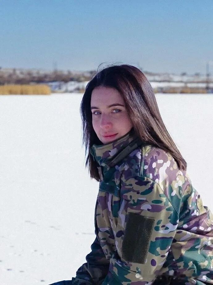 昨天，人们在基辅告别了“花儿”，乌克兰武装部队第10“雪绒花”独立山地旅中尉军官