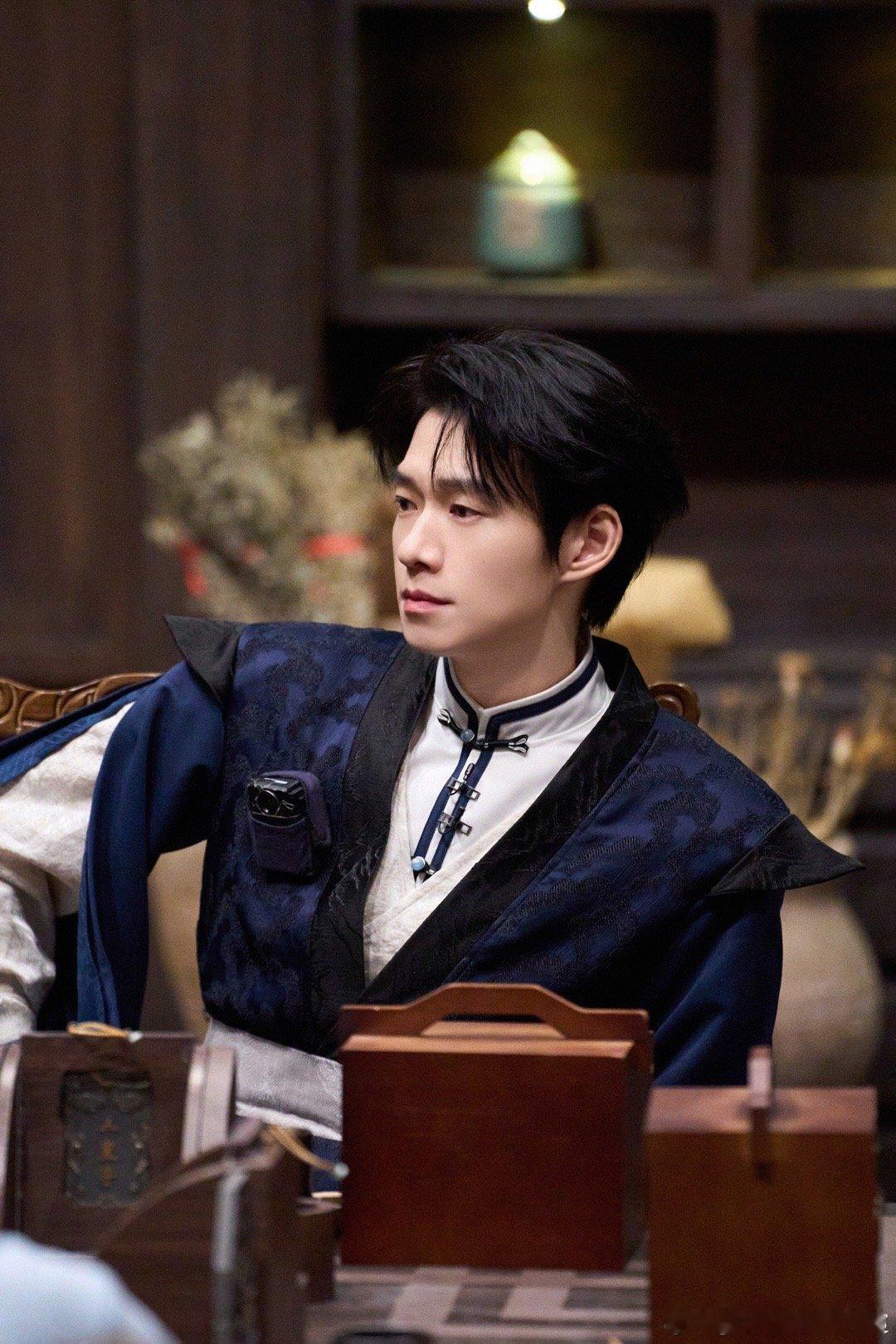 #魏大勋[超话]# 已经不想和没有get到魏大勋的人讲话了，这个侧脸的线条也太优