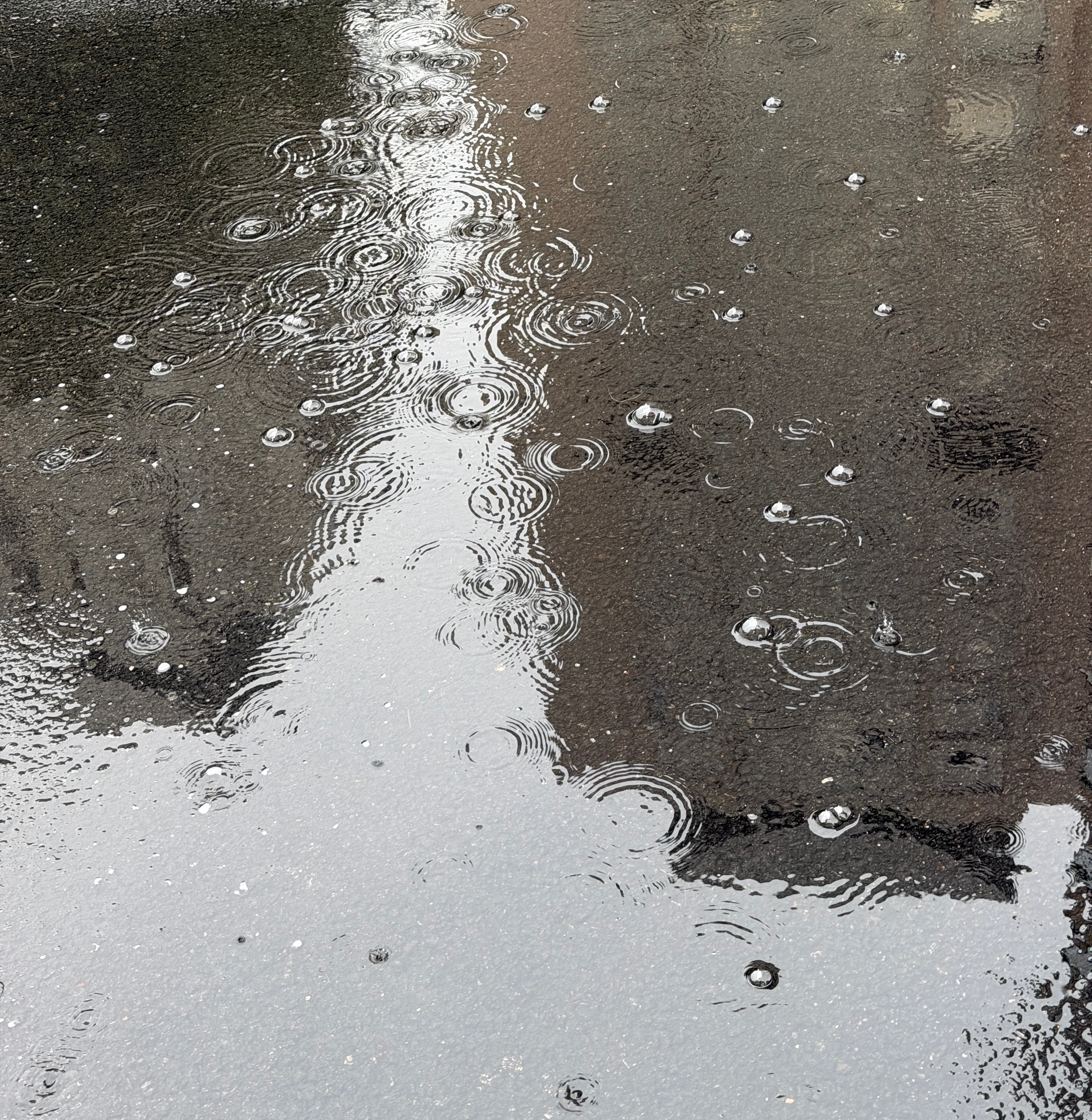 中秋节最后一天，干完活提前溜了，北京又是下雨天！每次节前都有点节前综合征，有点忧