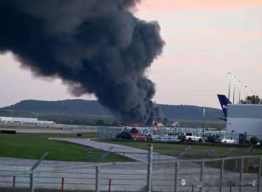 又是美国飞机出事！起飞瞬间引擎爆燃，三人失联现场黑烟冲天！