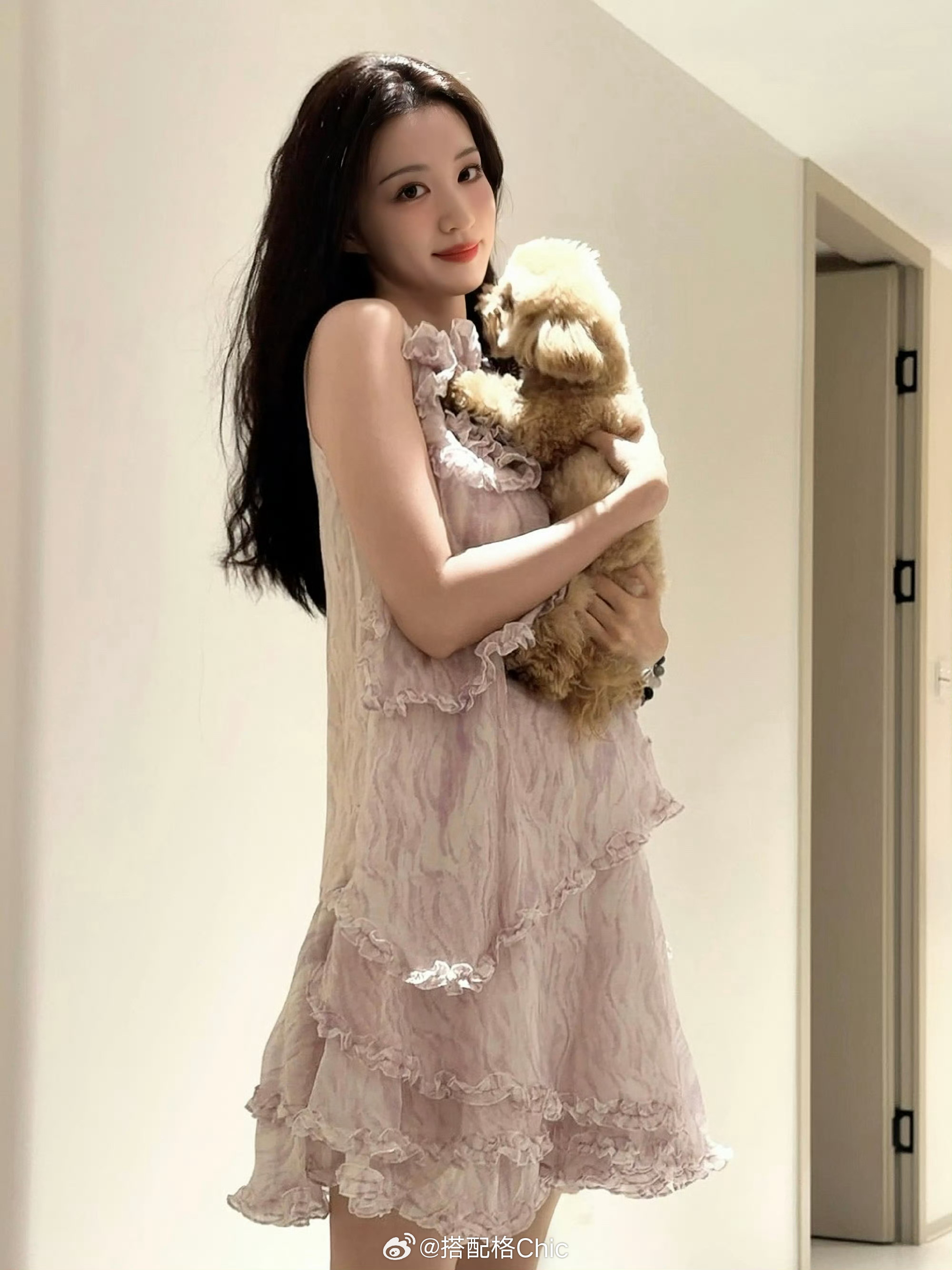 王楚然私服很好看，粉紫色木耳边连衣裙少女感满满