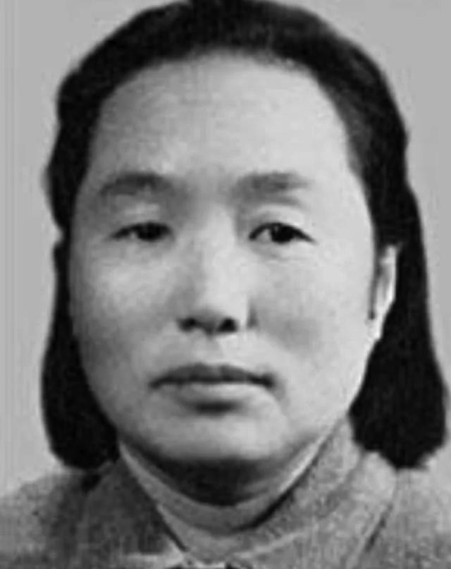 1937年，地主王学文正在家中取暖，忽然听到了一阵敲门声，出去一看，一个女红军递