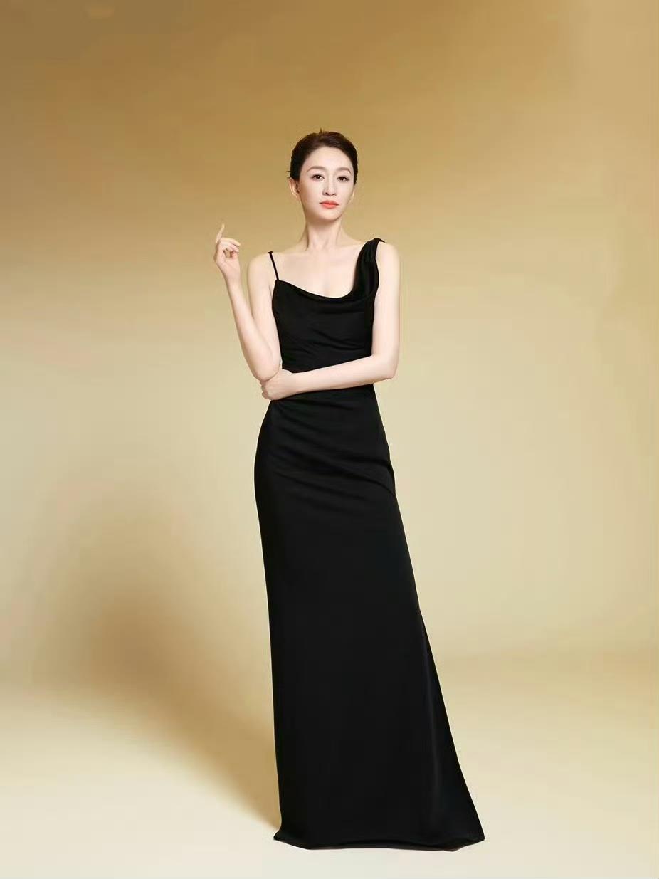 李小冉这身SUSU COUTURE黑色定制礼服，把“少即是多”穿到了极致。不对称