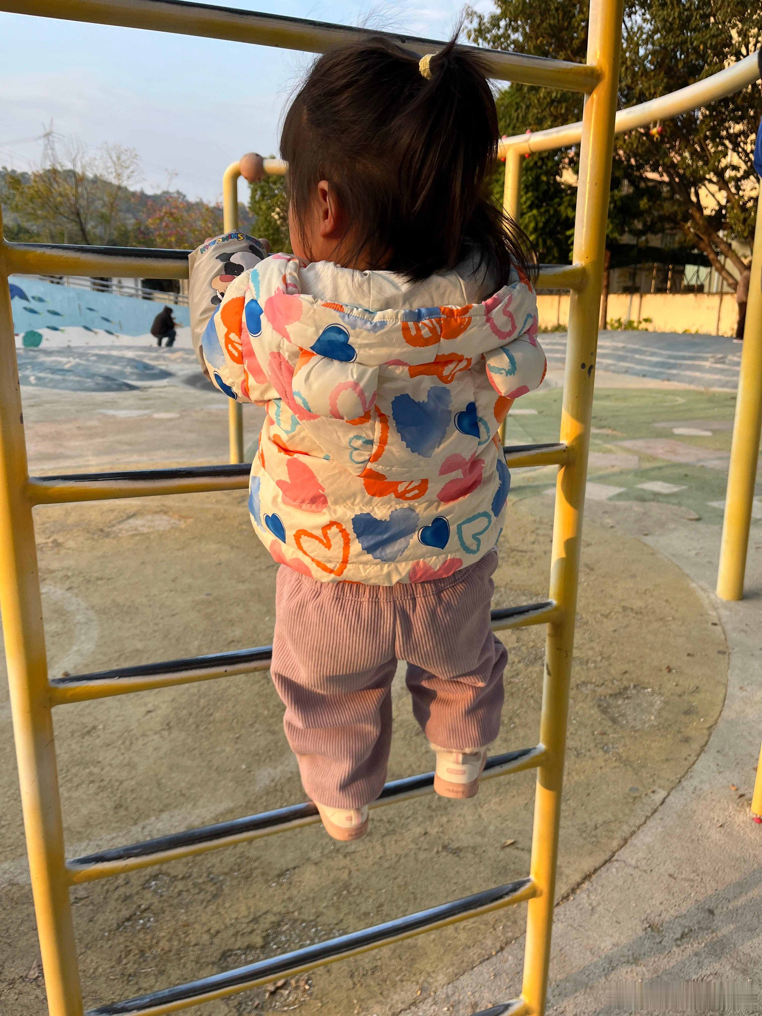 气死了😡柠宝在玩这个，有个小男孩插队，我们都让他了，他还想咬我女儿的手，我女儿