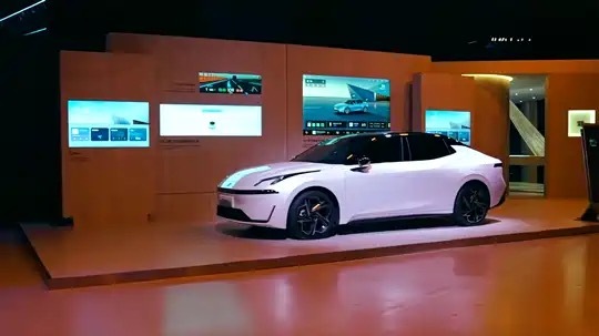 领克07 EM-P 中型插混轿车：雷神EM-P 2.0混动，纯电续航200km，