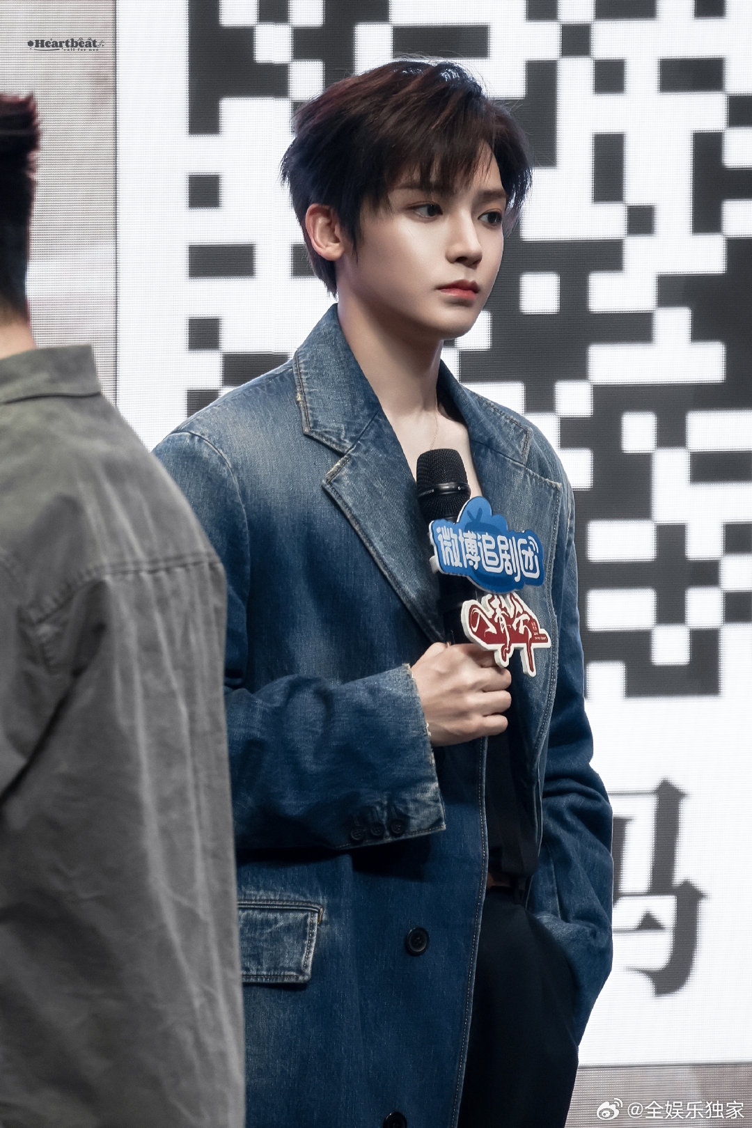 侯明昊要不还是盖个衣服吧 主持人递衣服是暖心救场，他婉拒后开启“褶皱辩护模式”，