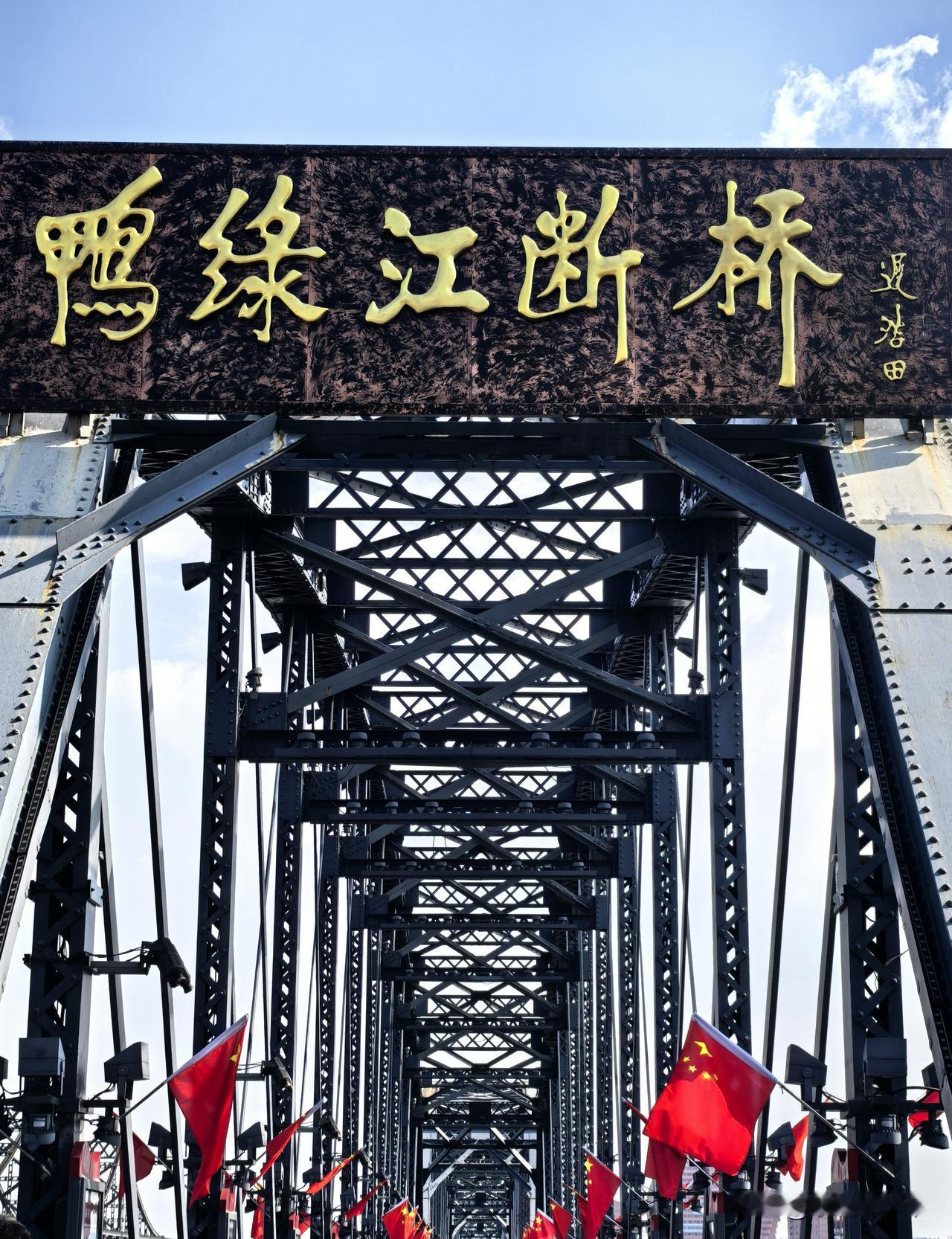 在丹东的纪念馆里，荣获特等功，二等战斗英雄称号的马新年，事迹独占半块展板。很多人