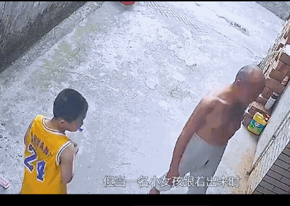 老人是神经有问题还是精神有问题，还是正常人，不得而知，但他的举动却吓坏了那个小女