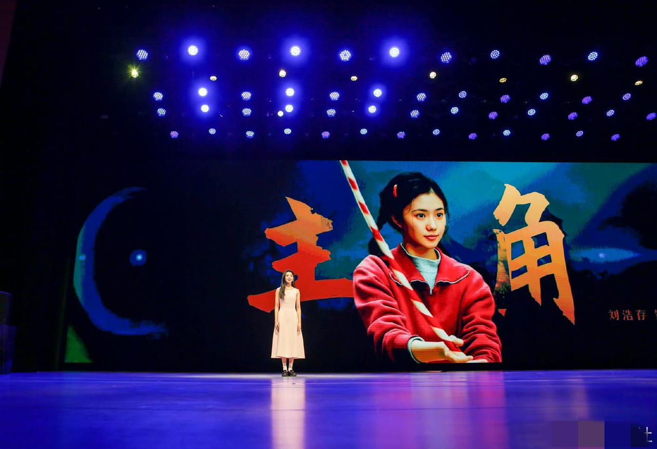 听哭了！刚在“红星照耀中国”活动上听完路生梅奶奶的讲述，眼泪根本止不住！这哪儿是
