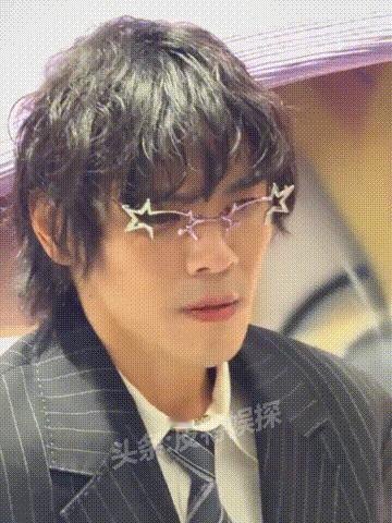 没有你妈，
你能找到这么好的老婆？
你妈才是狠角色。

近日，香港演员向佐发文，