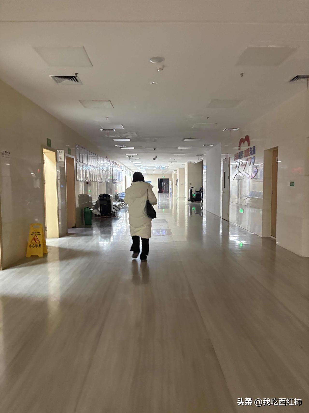 导员半夜带我去医院
半夜肚子痛，本来想自己一个人去的，宿管非说要和室友一起去，室