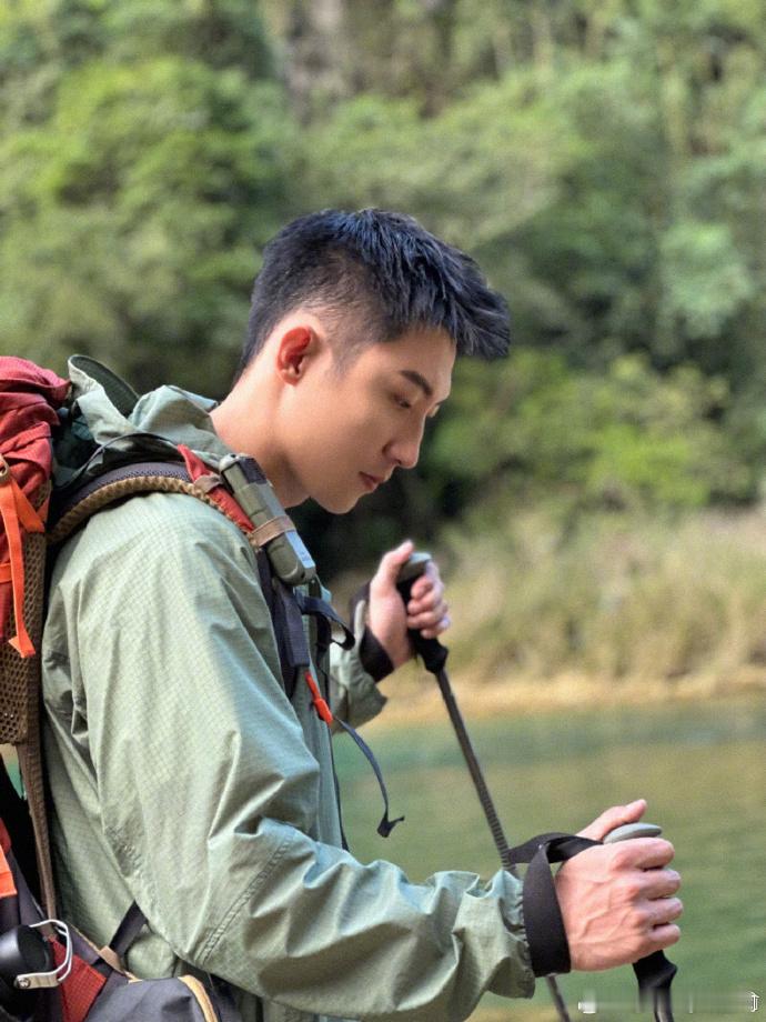 #黄景瑜秋天第一顿黄蚬子#黄景瑜享受了秋天的第一顿黄蚬子，这美味似乎给他注入了新