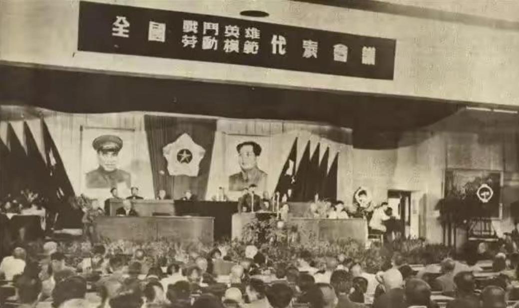 1950年，68名战斗英雄参加完表彰大会，在下火车时，却遭到200多名土匪的袭击