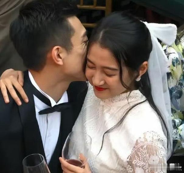 关晓彤之前不是说不接这种戏吗？不得不说还是跟现实低了头了 ​​​