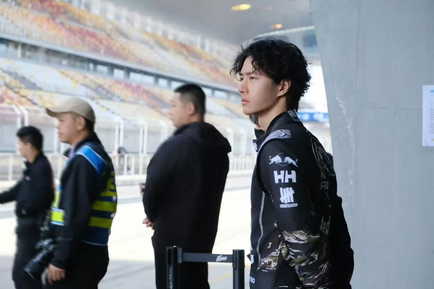 王一博全力推进王一博迷彩赛车服look王一博全力推进， 太酷了，