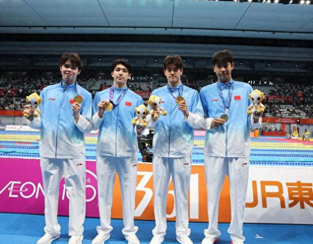 太提气！日本队“半场开香槟”，中国4X200接力上演3.5秒惊天逆转