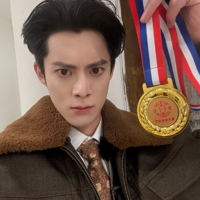 王鹤棣妈妈油炸门店转让 是不是开店还是挺辛苦的，所以不干了啊，父母年纪大了，早点