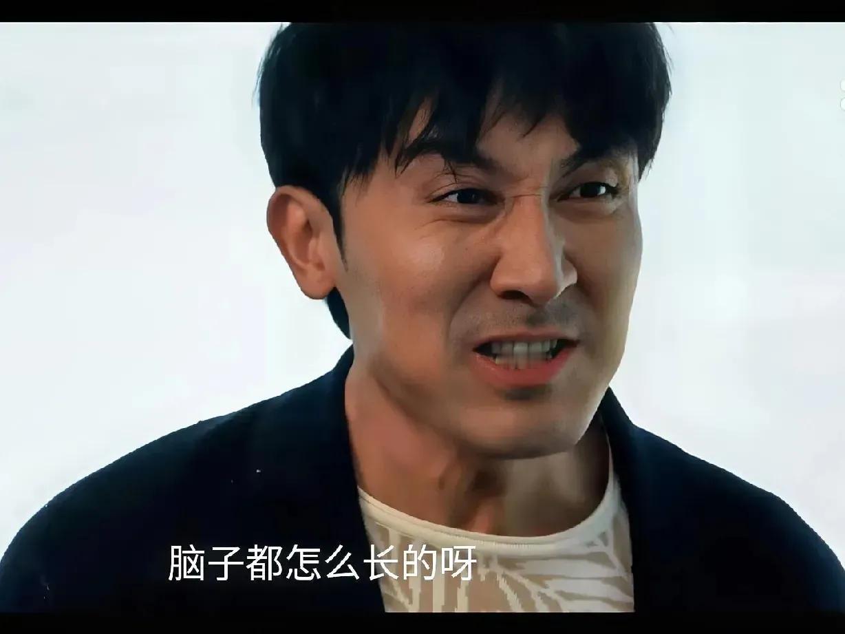 赵煊，在电视剧《以法之名》中饰演反派“陈胜龙”，以邪魅的笑容和癫狂的表演给观众留
