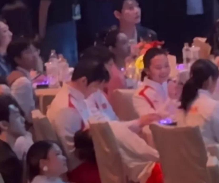 这个男明星赢麻了……

我还以为是个咚咚坐一桌，坐在樊振东旁边，结果是坐在后面一