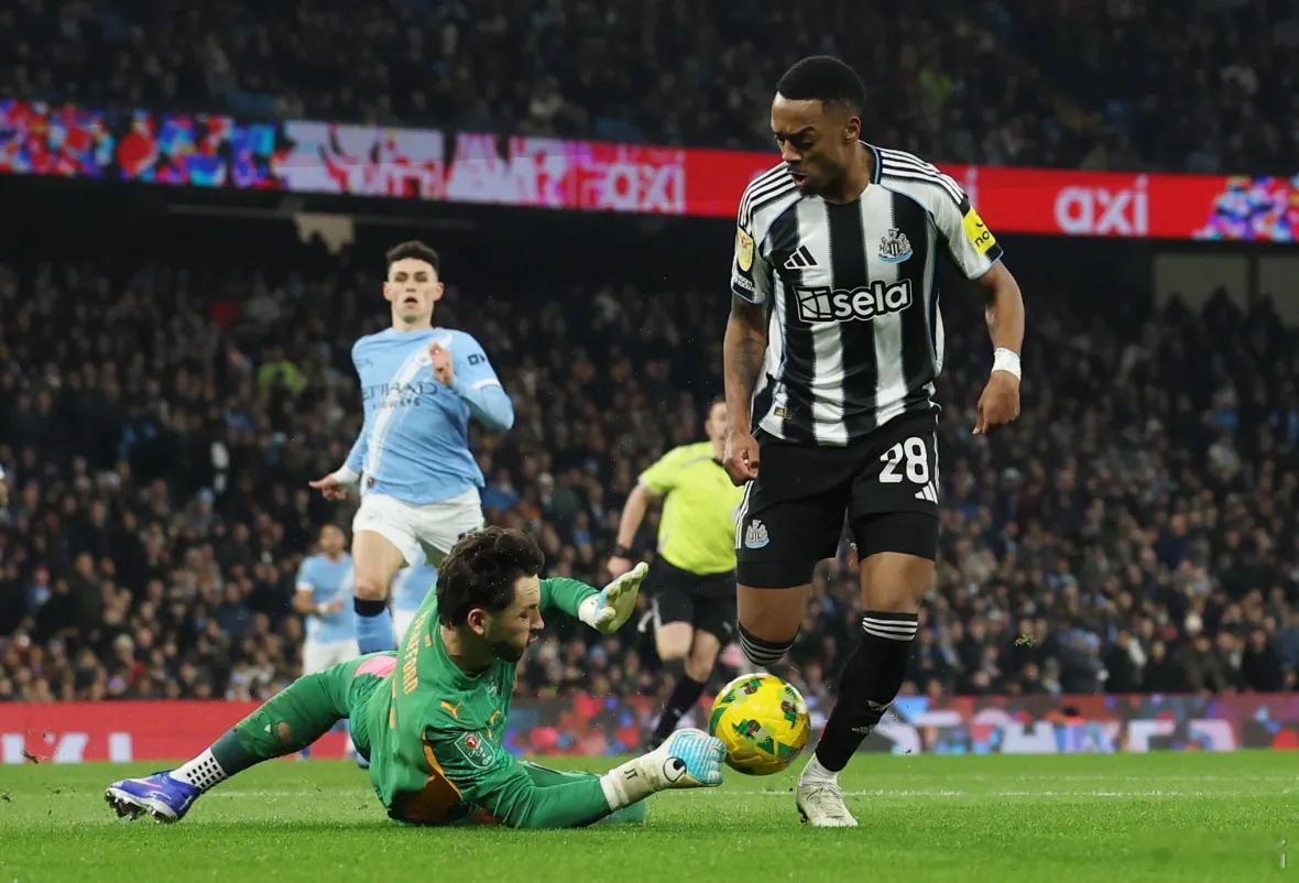 曼城3比1纽卡斯尔 埃兰加利用个人能力扳回了一球，但他浪费了更多的机会，维萨把握