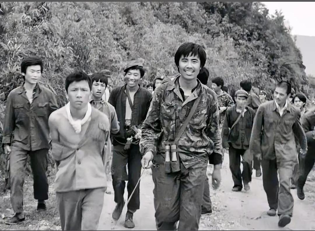 1988年两山轮战期间，一名侦查兵俘虏了一名越南士兵