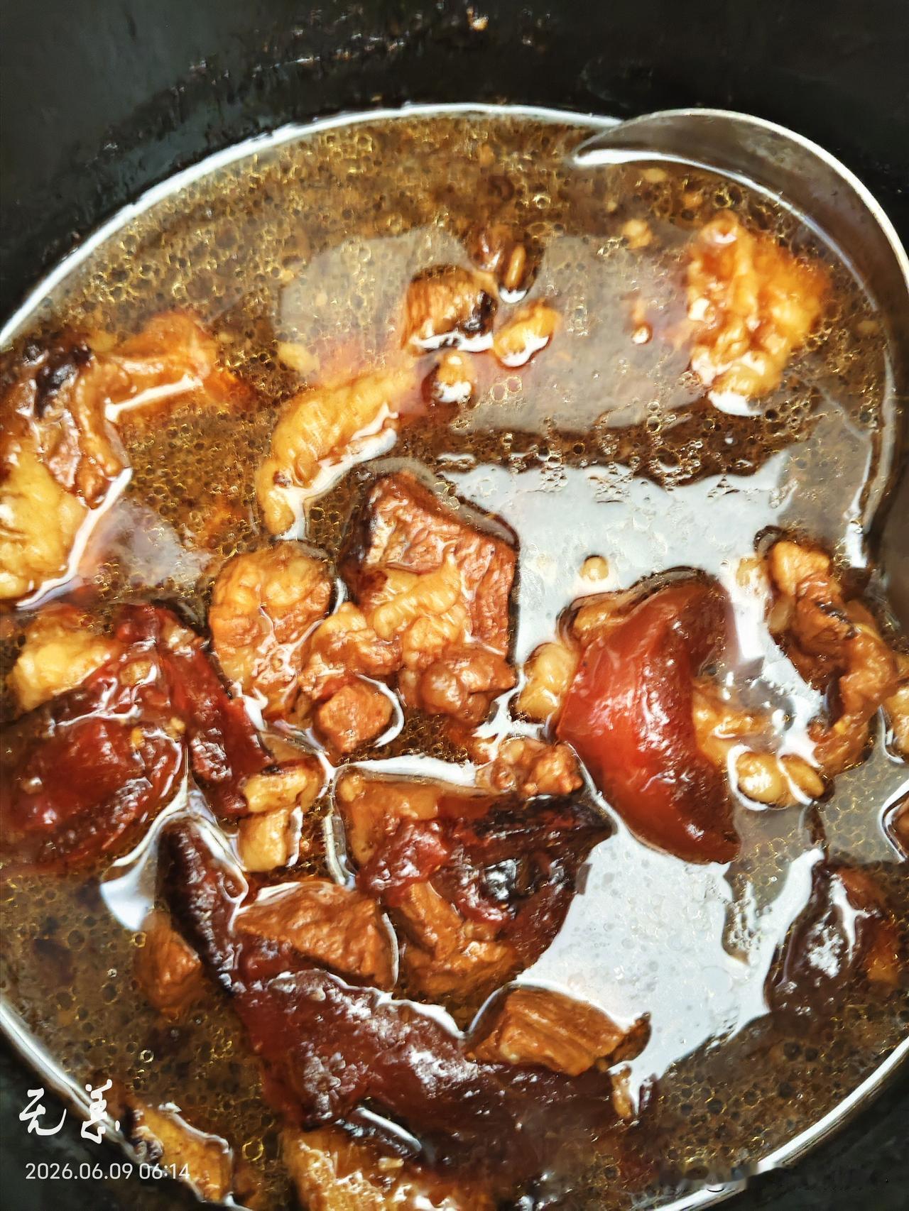 牛肉不够，土豆来凑，大概跟菜少多搁盐一样。
切了三块土豆，一个大的，俩中等的。