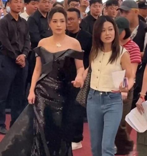 阿娇现身活动现场，珠圆玉润的体态，到发福年纪了，脸蛋还是很美 ​​​