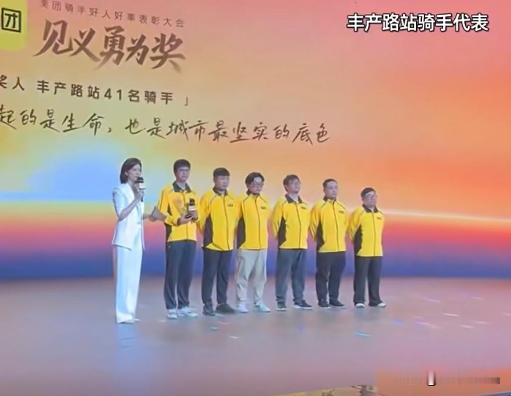 平凡市井，藏着最动人的善意；寻常岗位，彰显最质朴的担当。1月10日，郑州遭遇突发