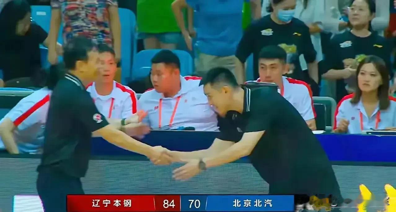 没有对比就没有伤害，比杜锋太能了，杨鸣离中国男篮主教练又近一步了！
太会做人了！