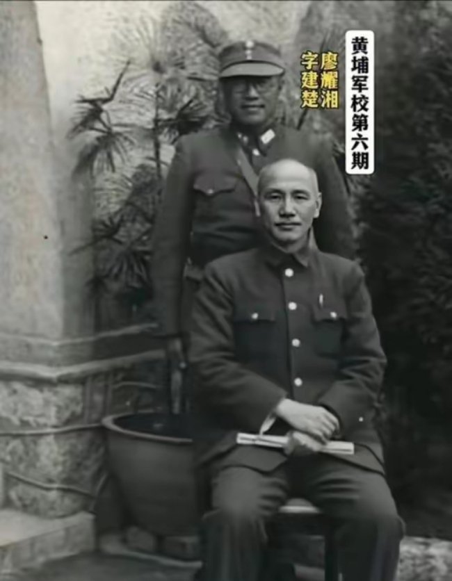 上世纪四十年代，廖耀湘和蒋介石合影。廖耀湘黄埔六期出身，留法归国，缅北抗战建功，