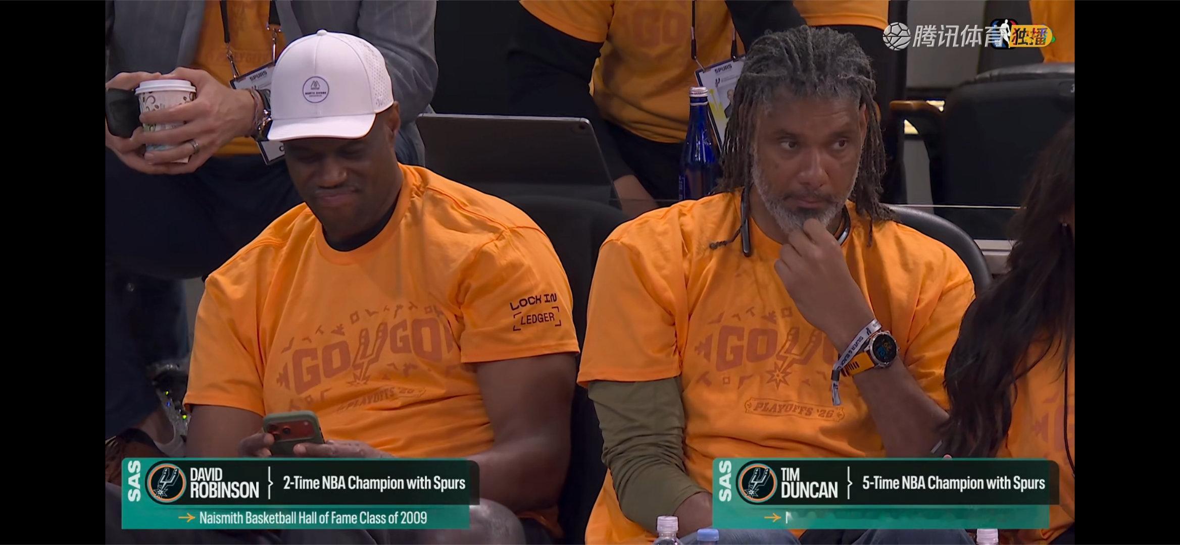 开拓者vs马刺这场比赛，转播镜头给到了昔日马刺双塔邓肯和大卫罗宾逊，结果某咪的解