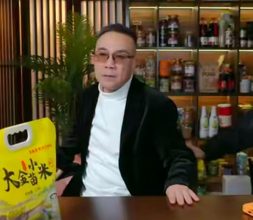 杨议昨天直播的时候，听说郭德纲没事儿了。只是罚一点款，没有进去。杨议在直播间板着
