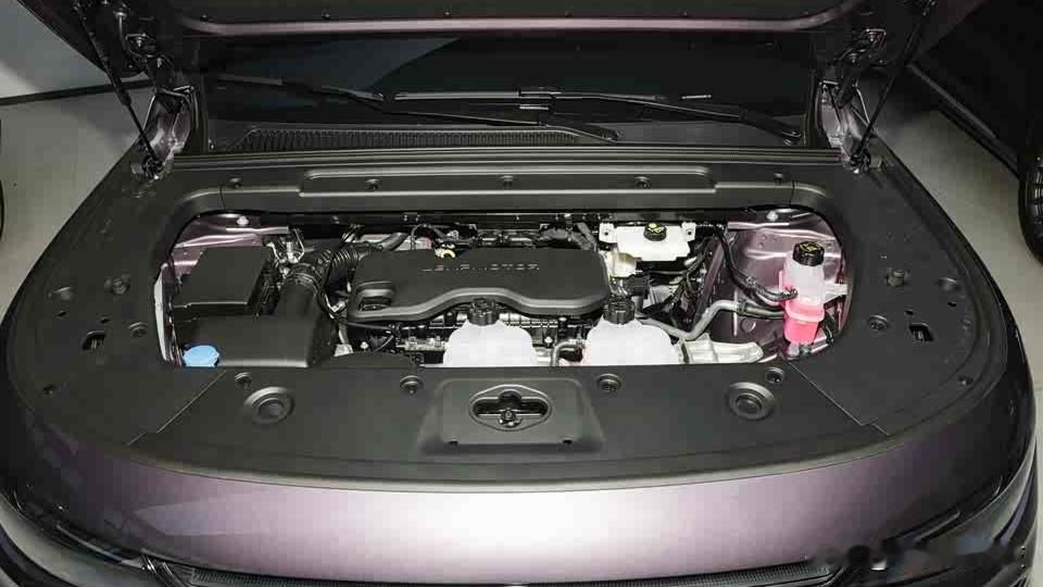 这个还真不好说，至于什么时候加油，还要根据个人开车习惯而定。

反正我是每次在剩