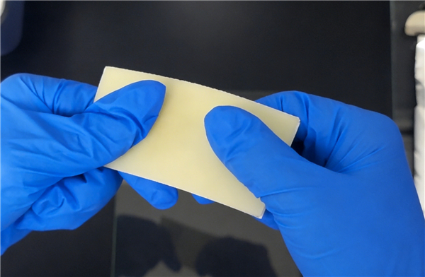 【深圳大学生研发出新型灭火贴片 ：毫秒级响应 可定制触发温度】近日，深圳职业技术