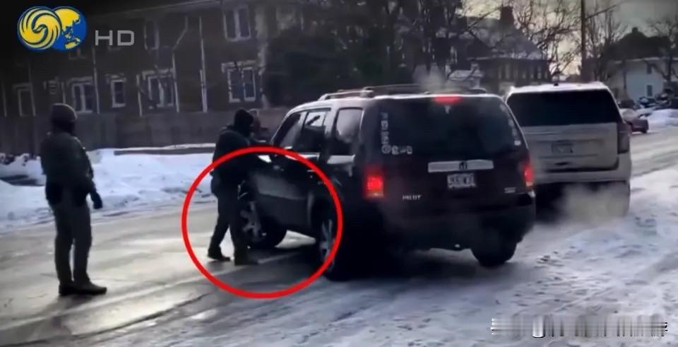 又一个弗洛伊德？ICE杀错人还泼脏水，美国这次要炸锅！

明尼阿波利斯的街头再次