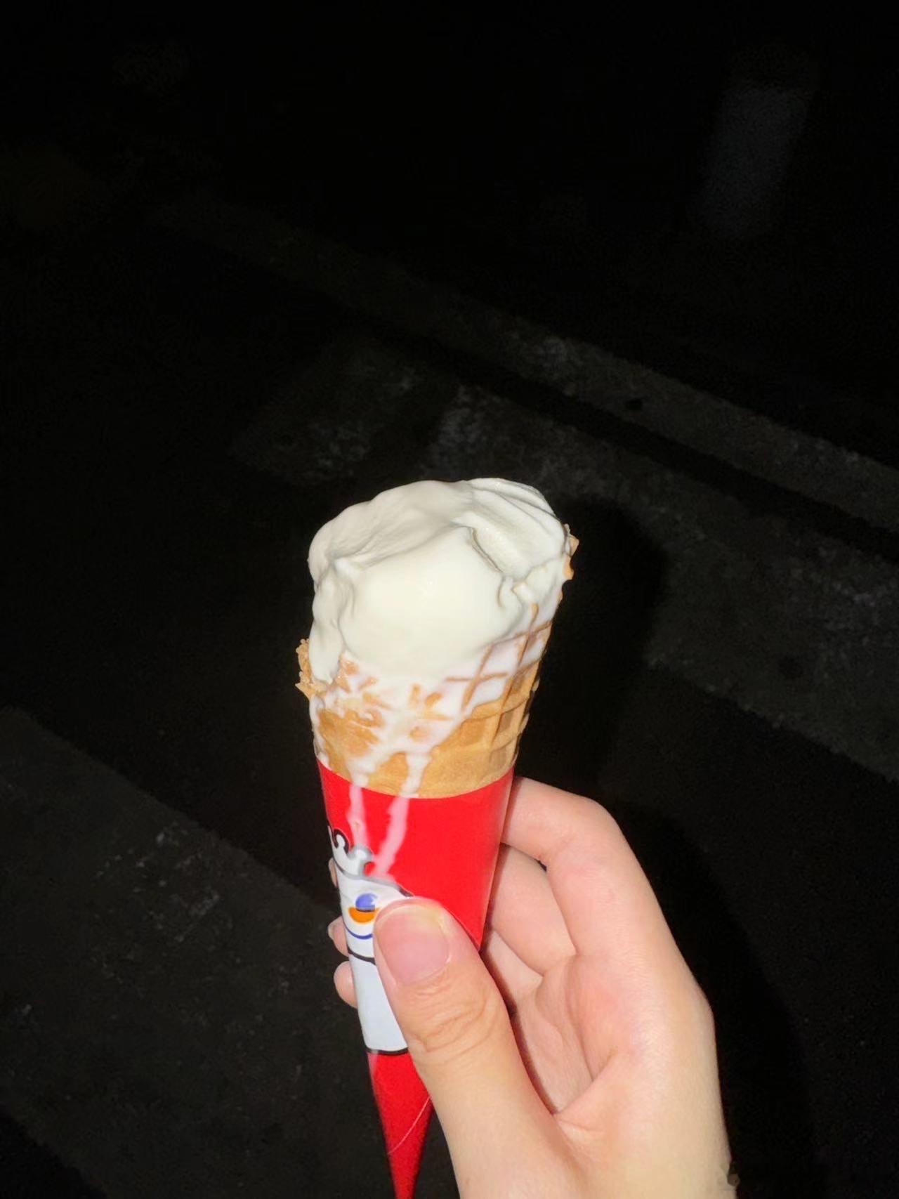 蜜雪冰城冰淇淋 化得快虽然说化得快，但是真好吃，感觉吃起来很新鲜的感觉，唯一不好