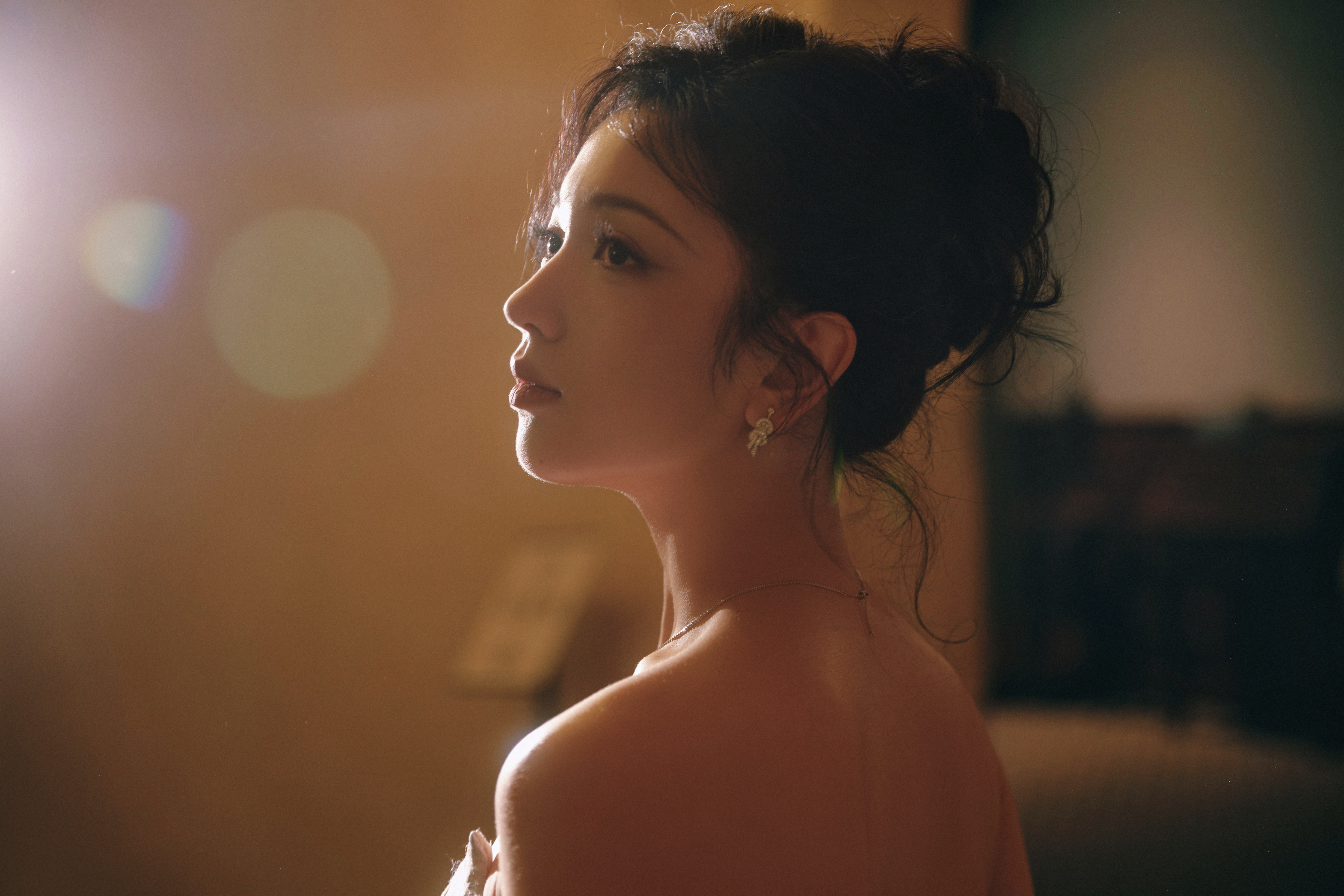 代露娃 鎏金蝶影织就梦幻裙摆，一身华服似将星河揉进纱幔，在时光的褶皱里，绽放成永