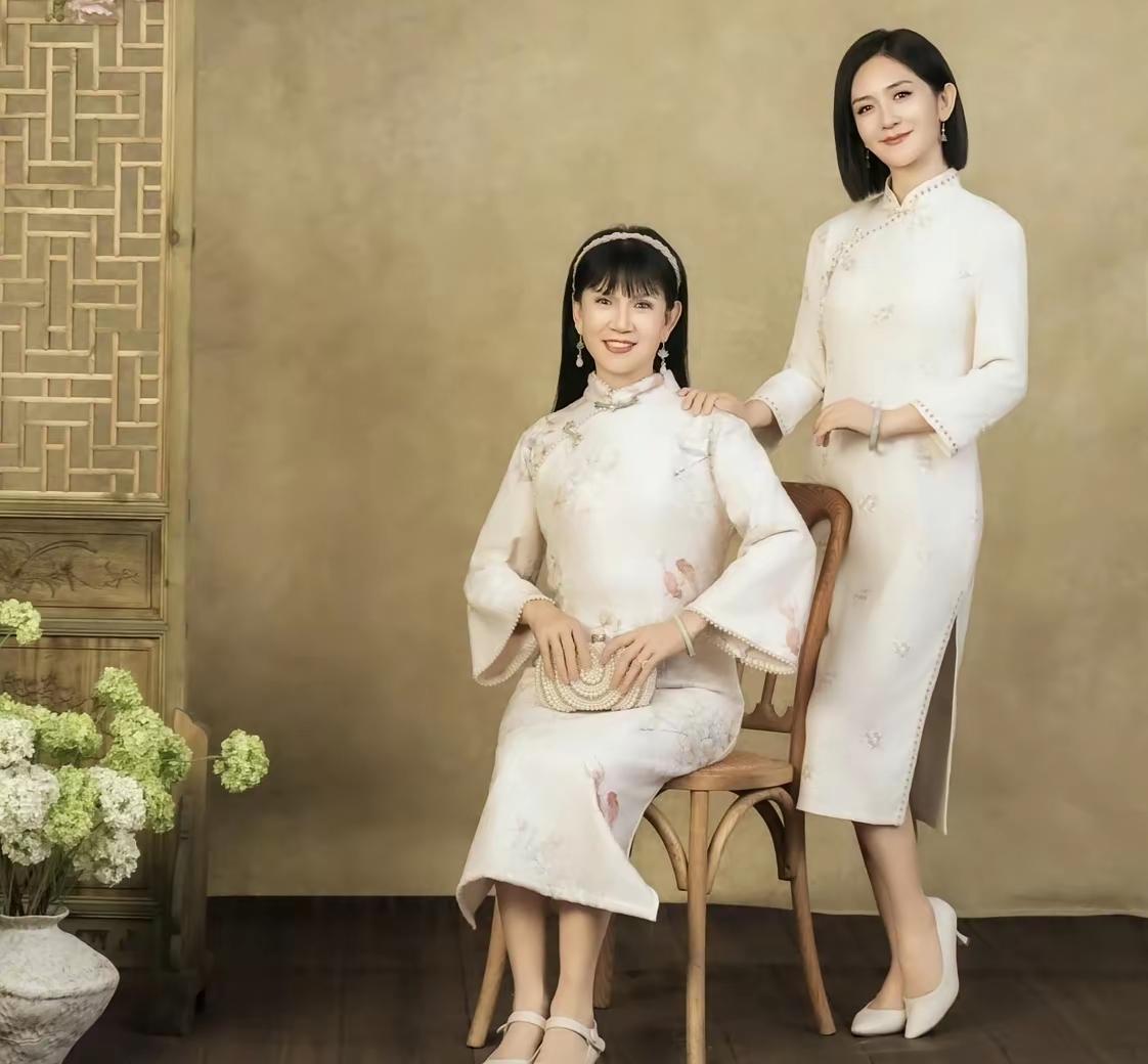 谢娜妈妈显得挺年轻