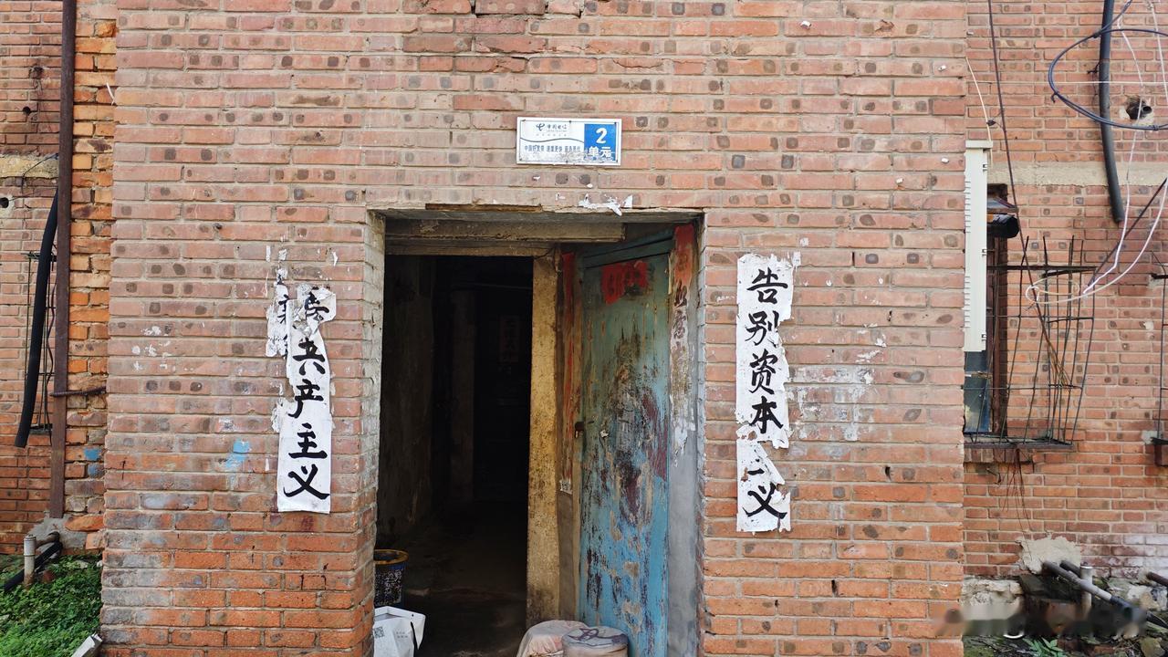 这两天一直想表扬一下我们的居委会。前几天不知谁把一些泡沫箱子堆在我家门口。楼道里