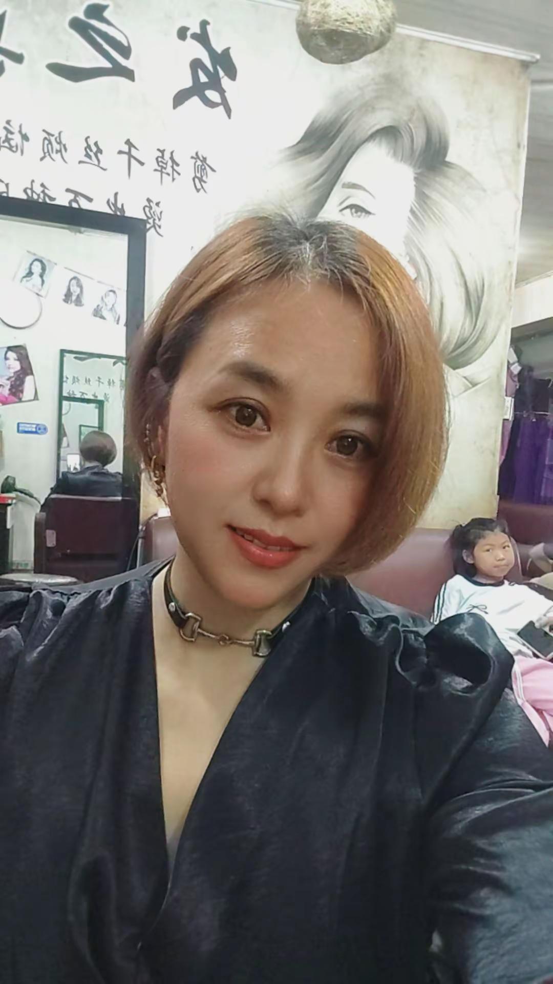 一如既往的短发