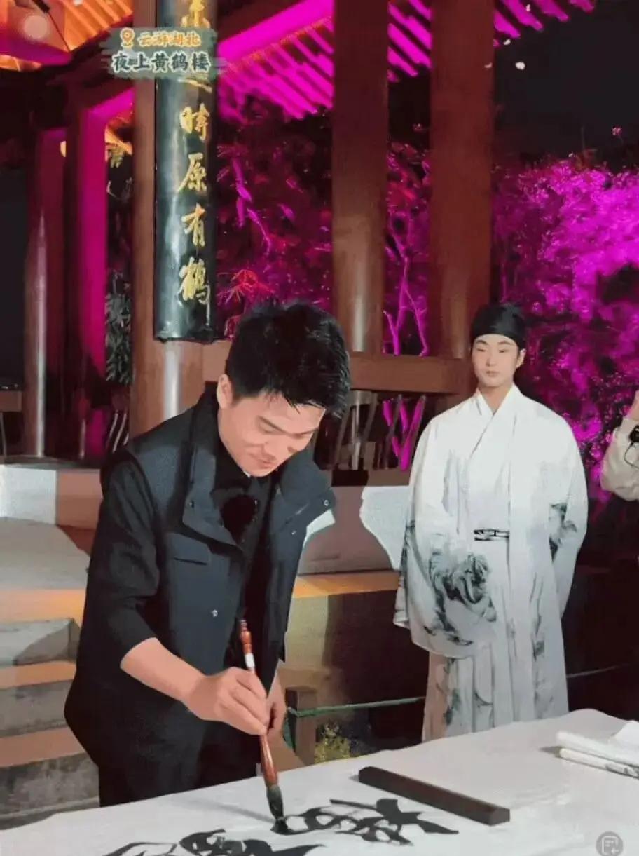 网红当久了，脸皮都跟着长起来了。

以前直播，夸他董圣，还会谦虚地拒绝。

说他