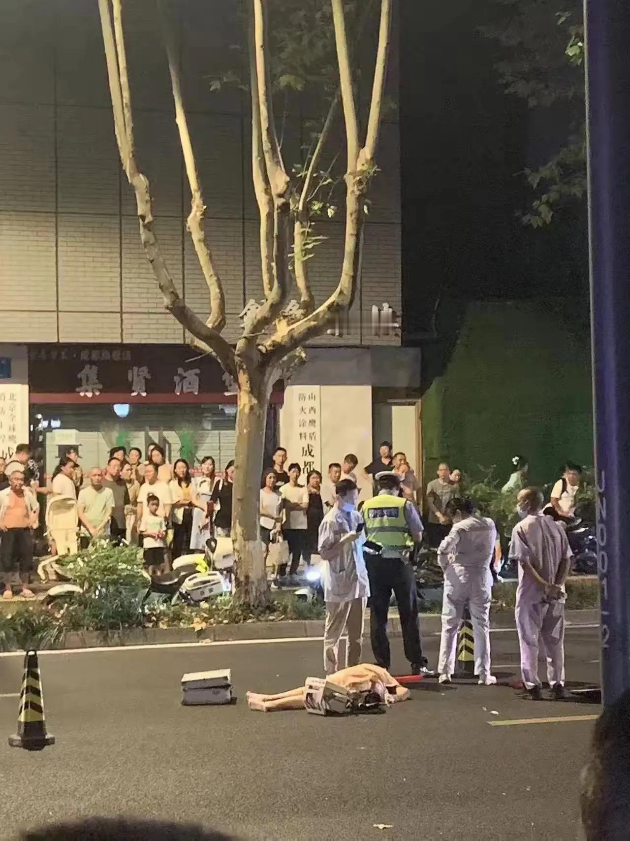 撞成这样子，这车速得多么快呀！昨晚成都街头发生严重的交通事故，现场一死一伤！ 被