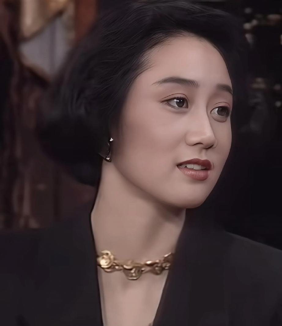 这几张图片上的利智，让人直接屏住了呼吸，恍若“东南亚第一美人”林青霞的既视感，更