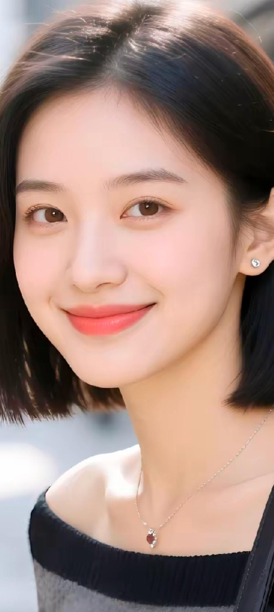 甜美笑容，温柔可人，简约时尚穿搭，元气满满的一天！🌞💖