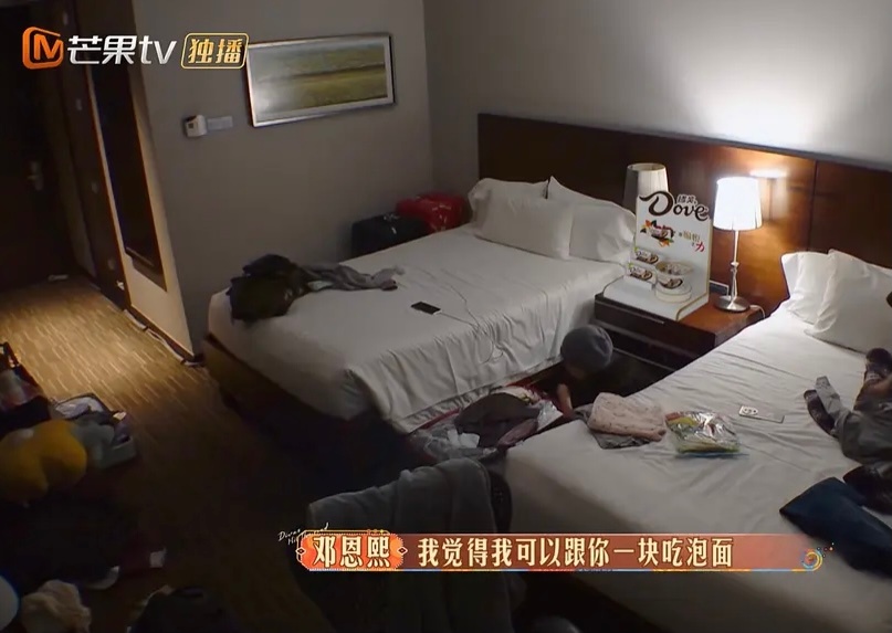 感觉邓恩熙比侯明昊还爱吃泡面 ​​​