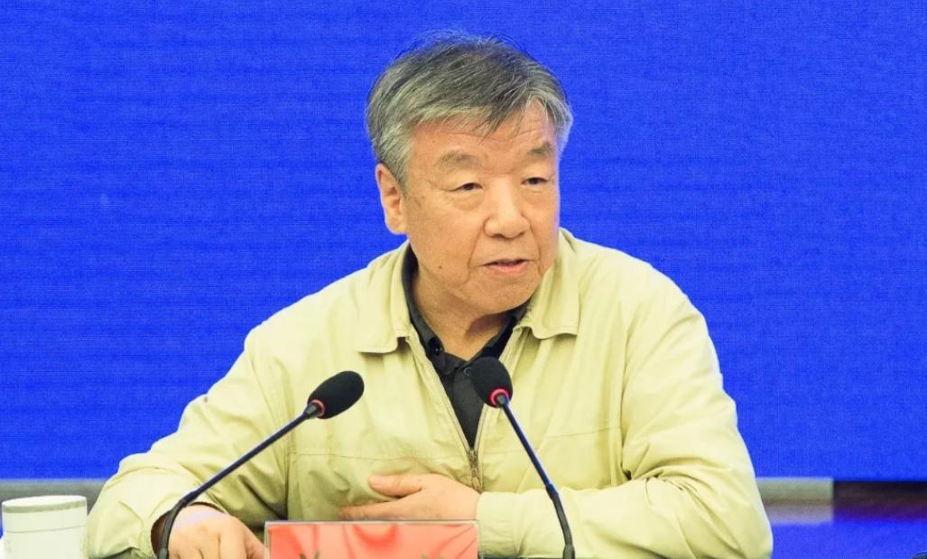 2013 年，卢展工因职务变动即将离开河南，河南的民众对他依依不舍，在他主政河南