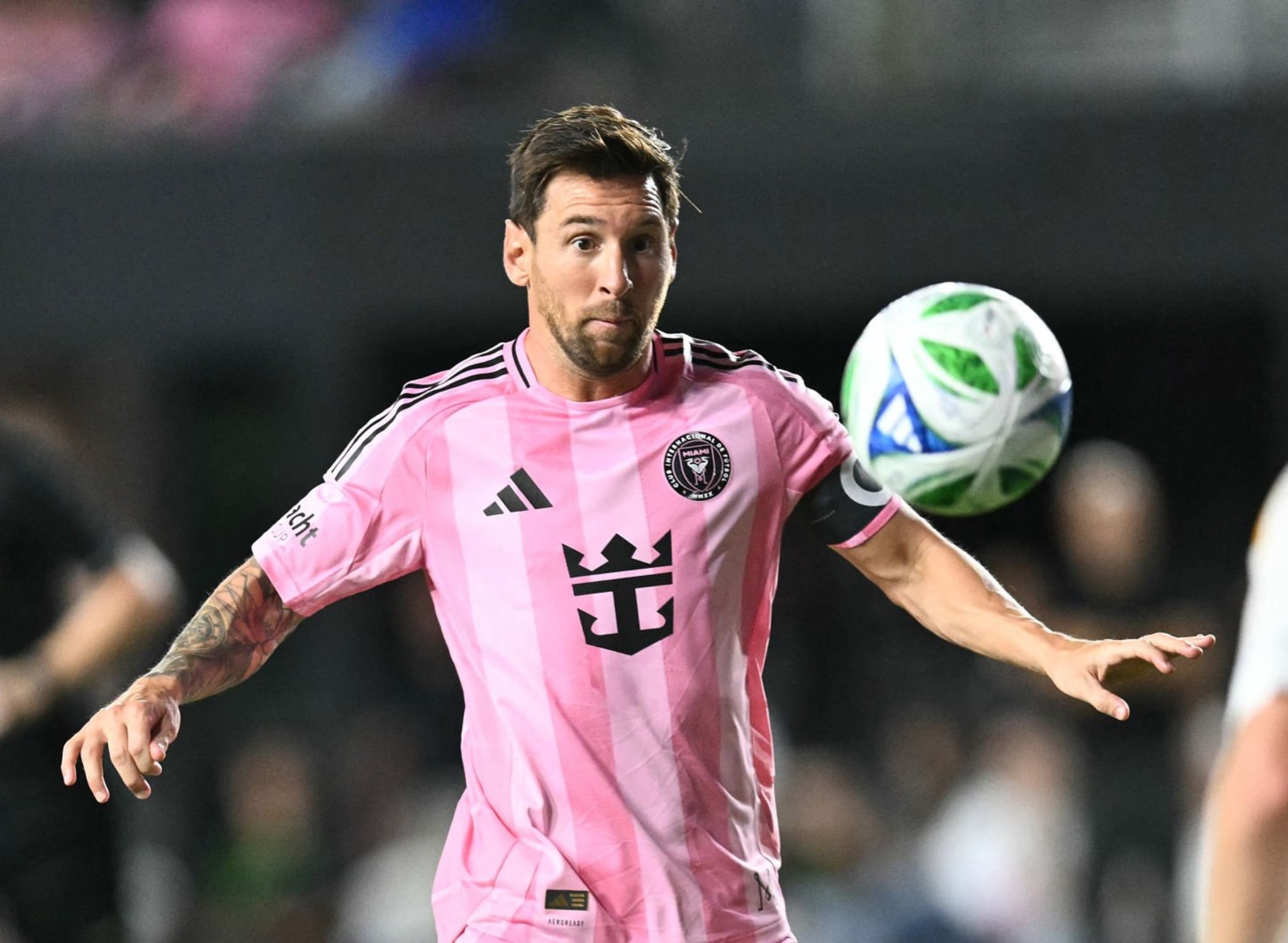 梅西[超话]  眼睛里只看得到足球⚽梅西能有多可爱迈阿密国际vs洛杉矶银河 ​​
